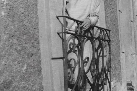 Luisa Moreno stands on a balcony in Mexico City, 1927 (NMAH)