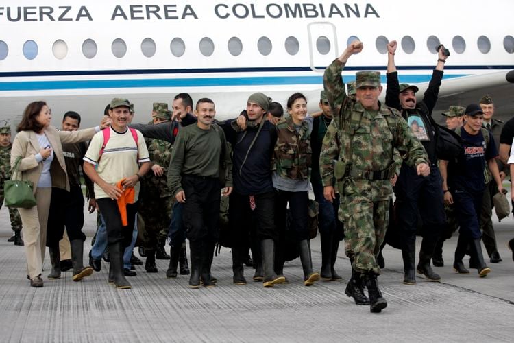 Hostages and their rescuers arrive at San José del Guaviare airport