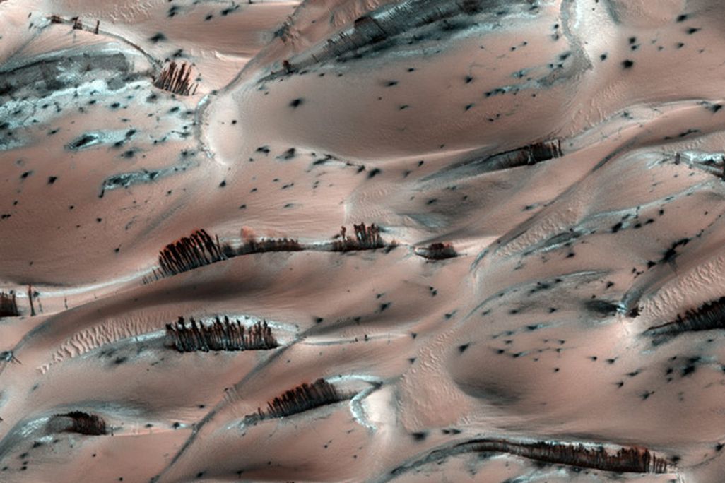 20110520102425hirise_tendrils.jpg