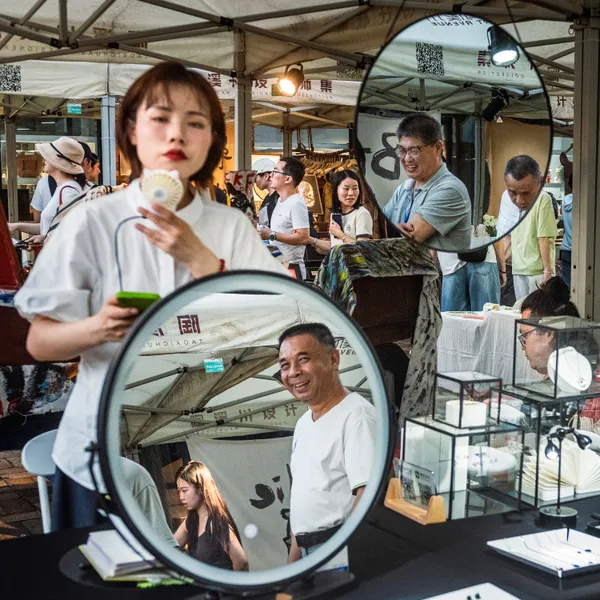 Between mirrors thumbnail