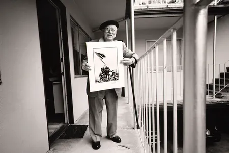 Joe Rosenthal holding a print of his famous photograph&nbsp;in 2000
