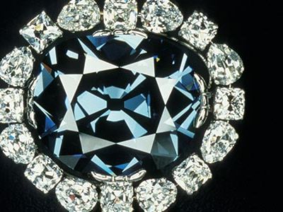 The diamond’s current setting, once described by Evalyn Walsh McLean as a “frame of diamonds,” was originally created by Pierre Cartier and has remained largely unchanged since the early 1900s.