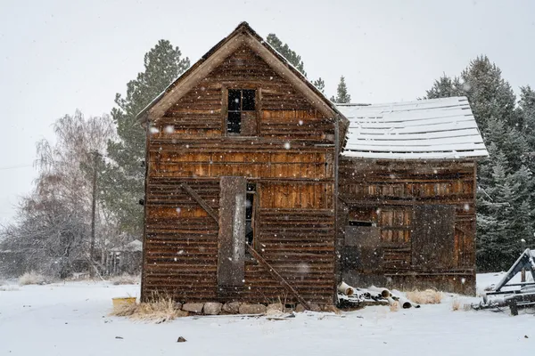 Old Barn in Snow thumbnail