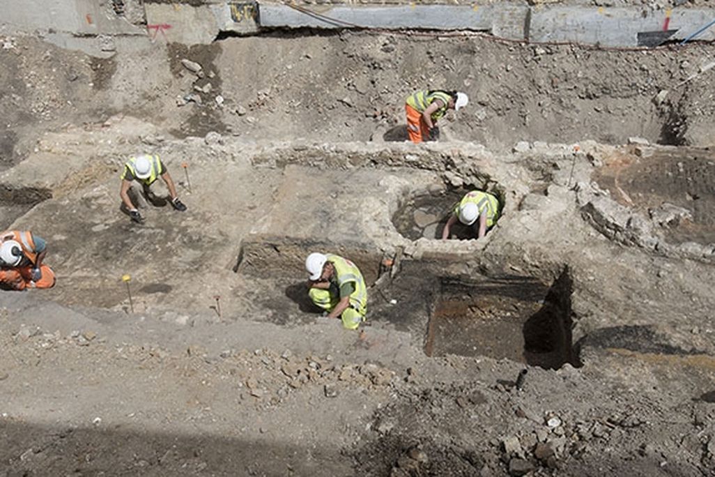 WEB - MOLA archaeologists excavate the outide areas of The Theatre in 2018 (c) MOLA.jpg