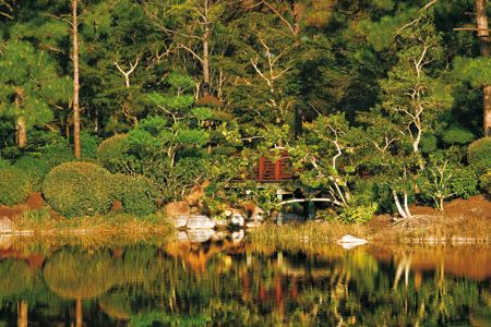 Recalling vistas created in the 9th to 12th centuries for Japan's aristocracy, islands are connected by a graceful bridge. Landscape architect Hoichi Kurisu's intention was to express "ancient wisdom."