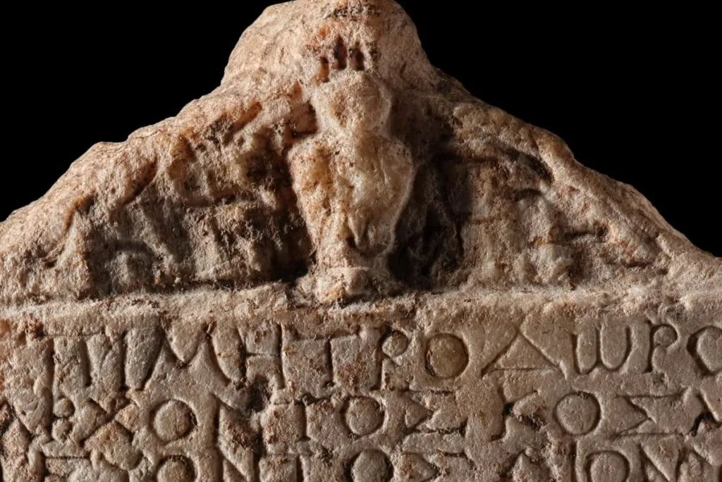 An oil amphora at the top of a Greek stele