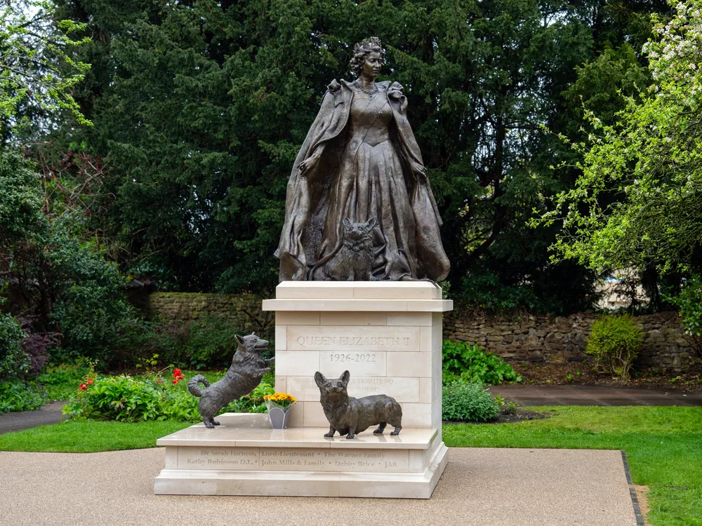 Bronze statue of Queen Elizabeth and corgis