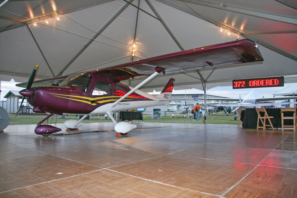 06L_AM14_Cessna162@Osh_LIVE.jpg