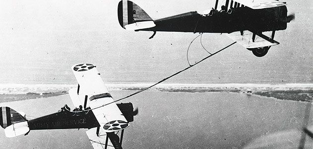 Early aerial refueling required catching the hose by hand, as the back-seater in the de Havilland DH-4B (left) did in 1923.