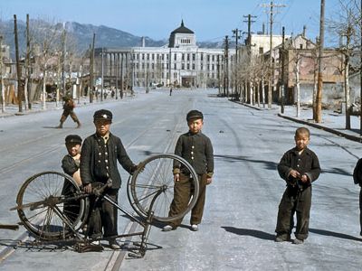 Children in Seoul in the winter of 1950-1951