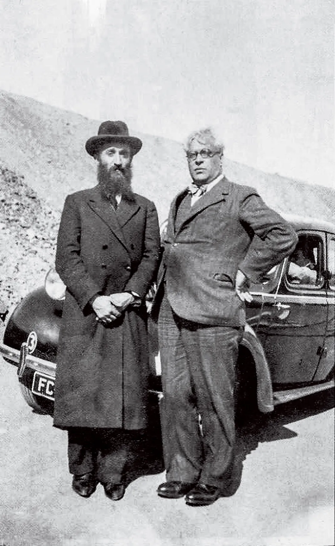 Sousa Mendes, right, with Rabbi Chaim Kruger