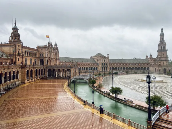 A rainy day at Plaza De España thumbnail