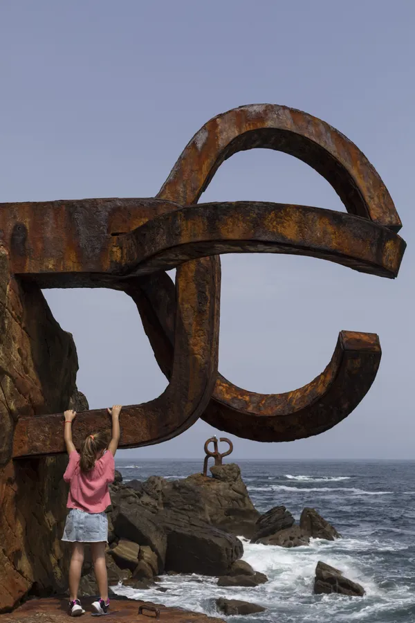 A girl plays in the "Wind Comb" by Eduardo Chillida thumbnail