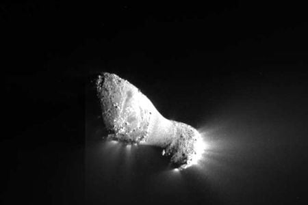 Avalanches may have triggered the jets of material spewing from Comet Hartley 2.
