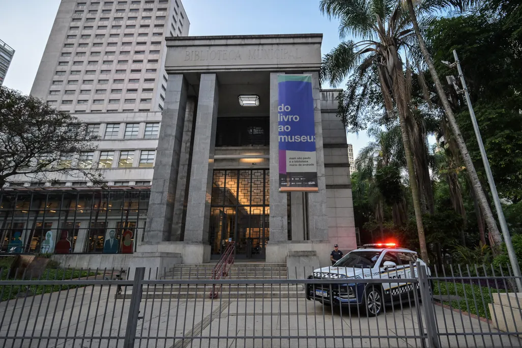 Brazilian police presence in front of the Mário de Andrade Library where several engravings were stolen in downtown São Paulo on Sunday