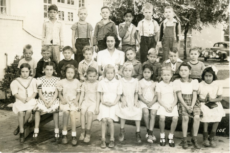 Second grade group picture of Fernanda Cruz's yearbook.