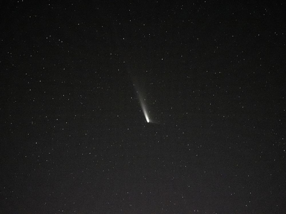 image of a comet and its tail