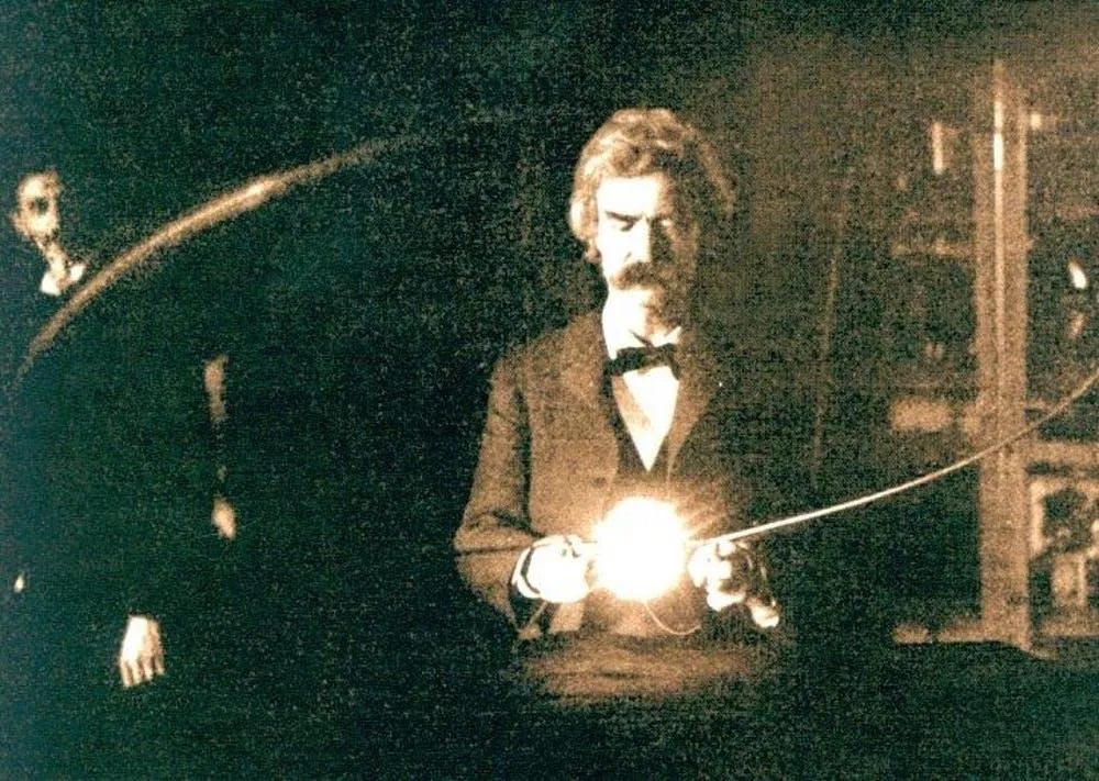 Mark Twain holding Tesla’s experimental vacuum lamp, 1894.