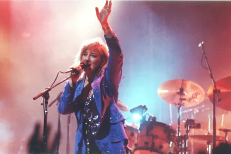 Christine McVie performing in Bloomington, Minnesota, in 1990