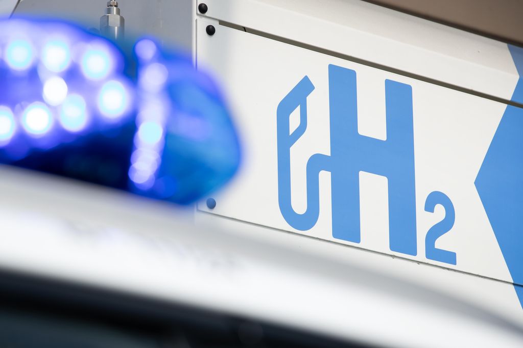 The blue light of a patrol car of the brand Hyundai, model "Nexo" can be seen at a filling station for hydrogen.