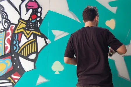 Tim Conlon completes the king character and starts to fill in the "Con" outline.