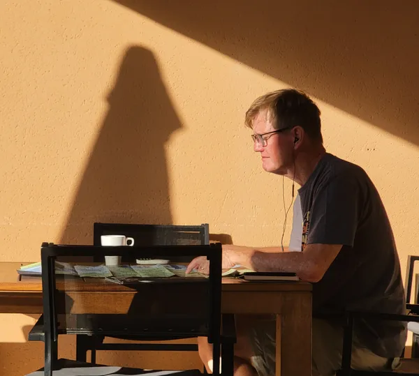 Pete, oblivious to his important visitor thumbnail