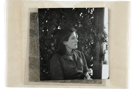 Dora Maar or Lee Miller, Dora Maar sur fond végétal, circa 1936
