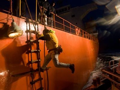 Bar pilots risk their life to guide ships