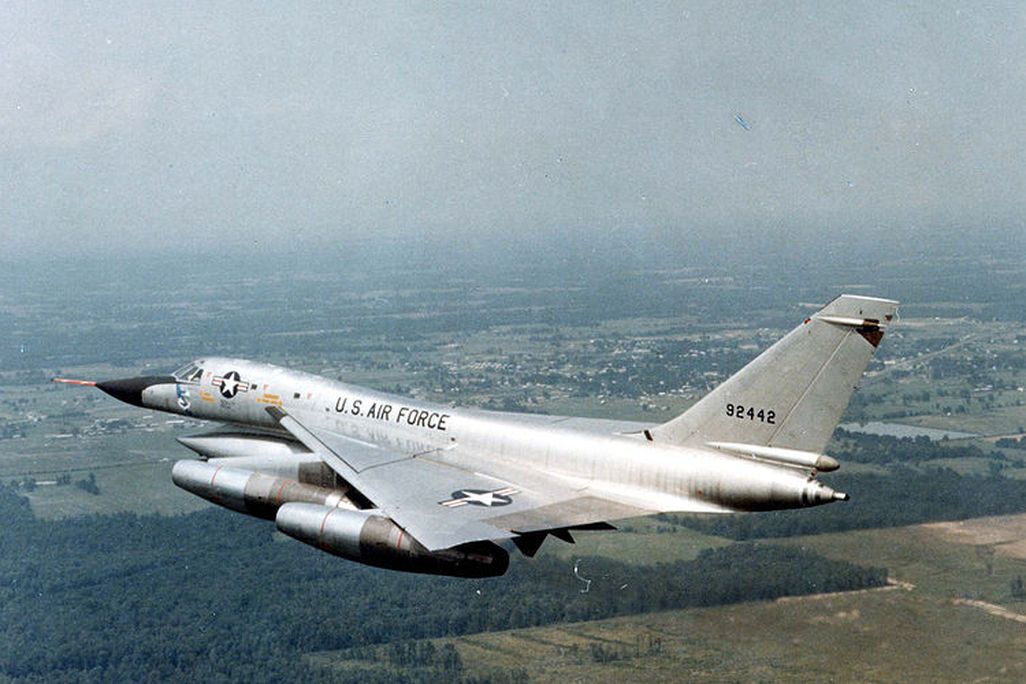 800px-Convair_B-58A_Hustler_in_flight_(SN_59-2442)._Photo_taken_on_June_29,_1967_061101-F-1234P-019.jpg