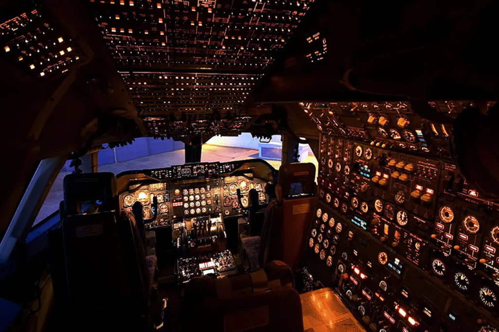 20110520030005747-200-cockpit1.jpg