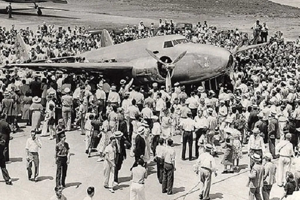 20120423113014Hughes-electra.jpg