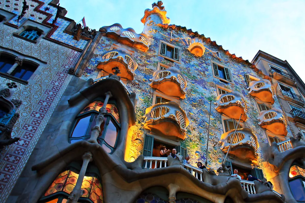 Gaudis_Barcelona_(8202432438).jpg