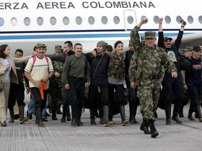 The 15 freed hostages and their rescuers arrive at San Jos&eacute; del Guaviare airport in July 2008.