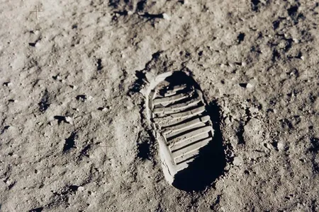 Experts are concerned that artifacts and bootprints on the moon might be affected by lunar landing missions, space tourism and space junk.