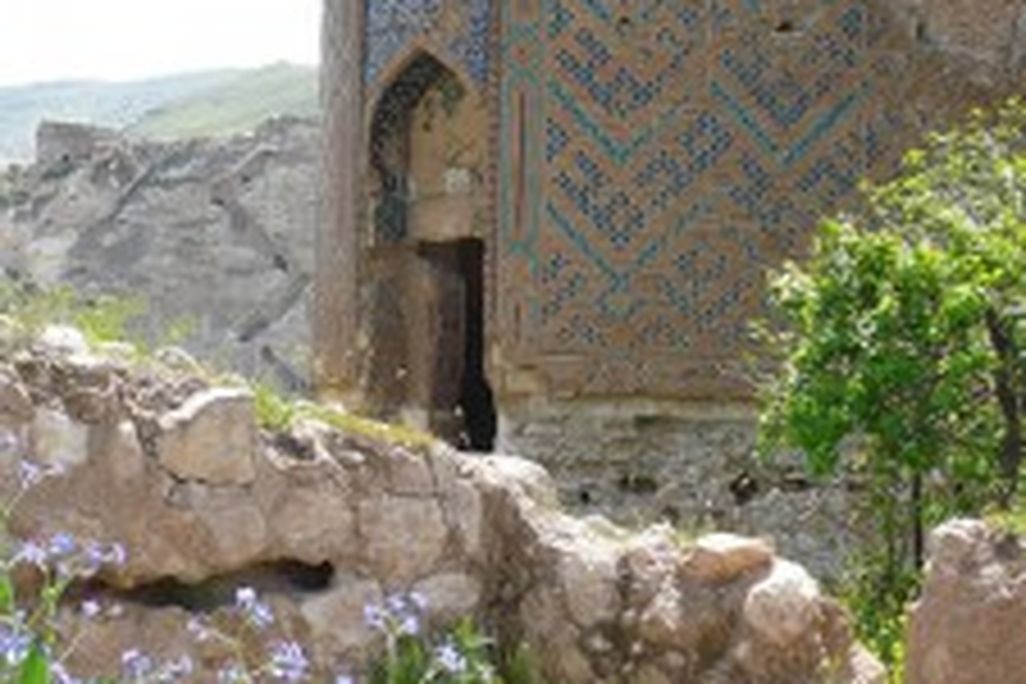 20110520104114mosoleumhasankeyf-225x300.jpg