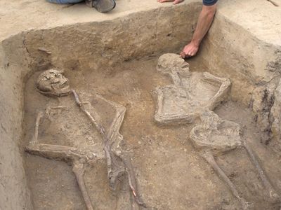 Forensic anthropologist Douglas Owsley (left) and APVA Preservation Virginia/ Historic Jamestowne archaeologist (Danny Schmidt) discussing the double burial of two European males. James Fort site, 1607.