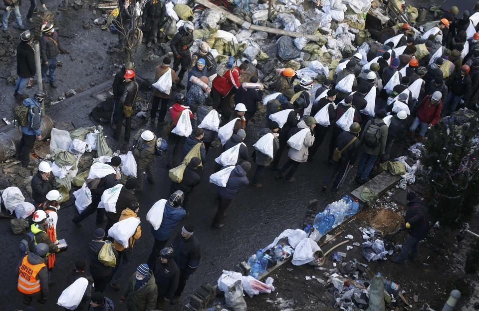 Protestors Strengthening Barricades in Kiev