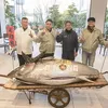 Massive Bluefin Tuna the Size of a Motorcycle Sells for $1.3 Million at a Japanese Fish Market icon