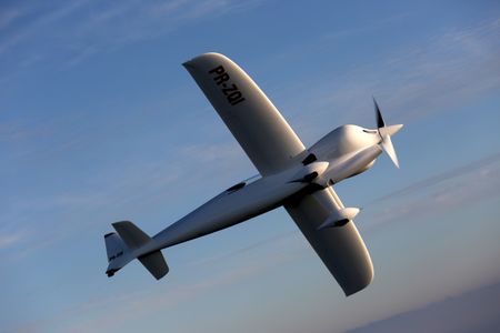 Designed by Paulo Iscold and pulled through the air by a custom-built propeller, Anequim climbs, aiming for glory.