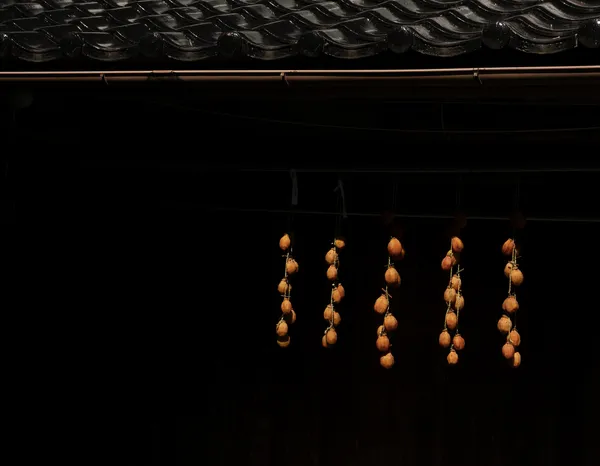 Drying Persimmons thumbnail