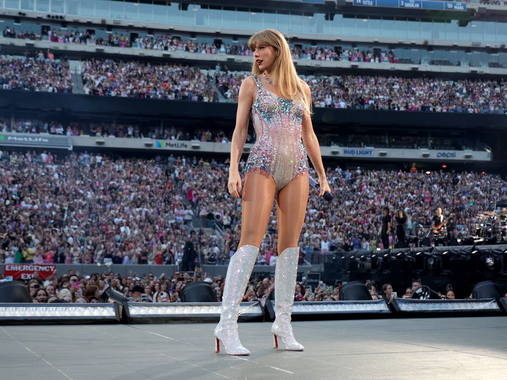 Taylor Swift performs for a big crowd