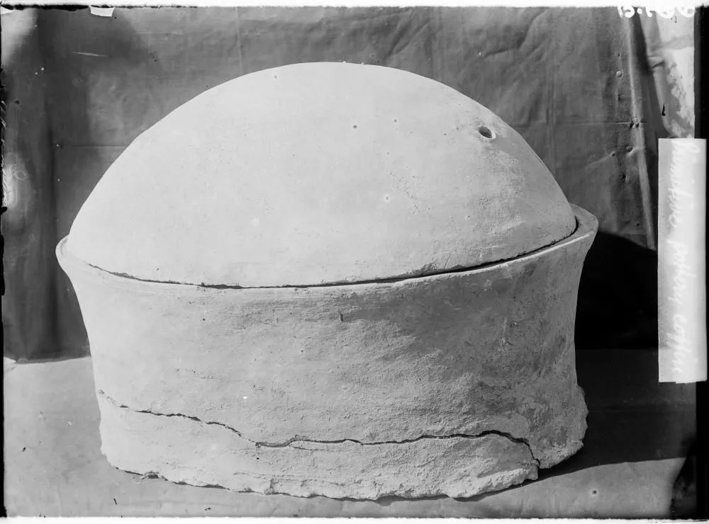 pottery_vessel_in_which_the_nuwayrat_individual_was_discovered_image_courtesy_of_the_garstang.jpeg