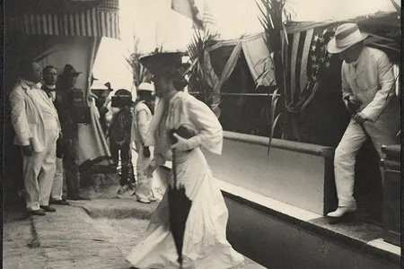 Alice Roosevelt and Nicholas Longworth disembark in Manila