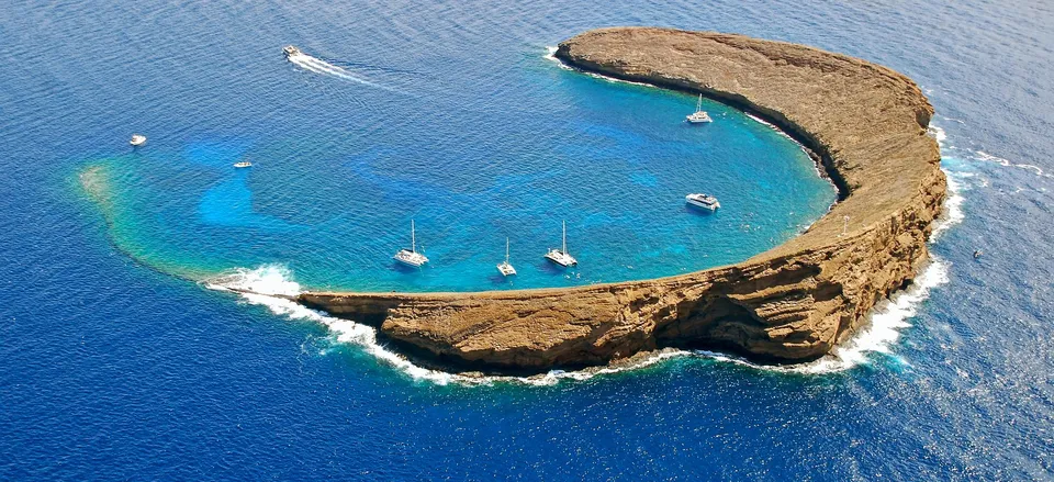 Half-submerged crater of Molokini 