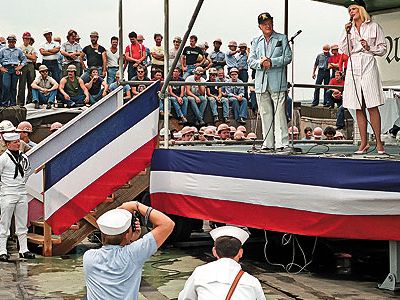 Actress Ann Jillian joins Hope in a duet on the Forrestal in 1984.