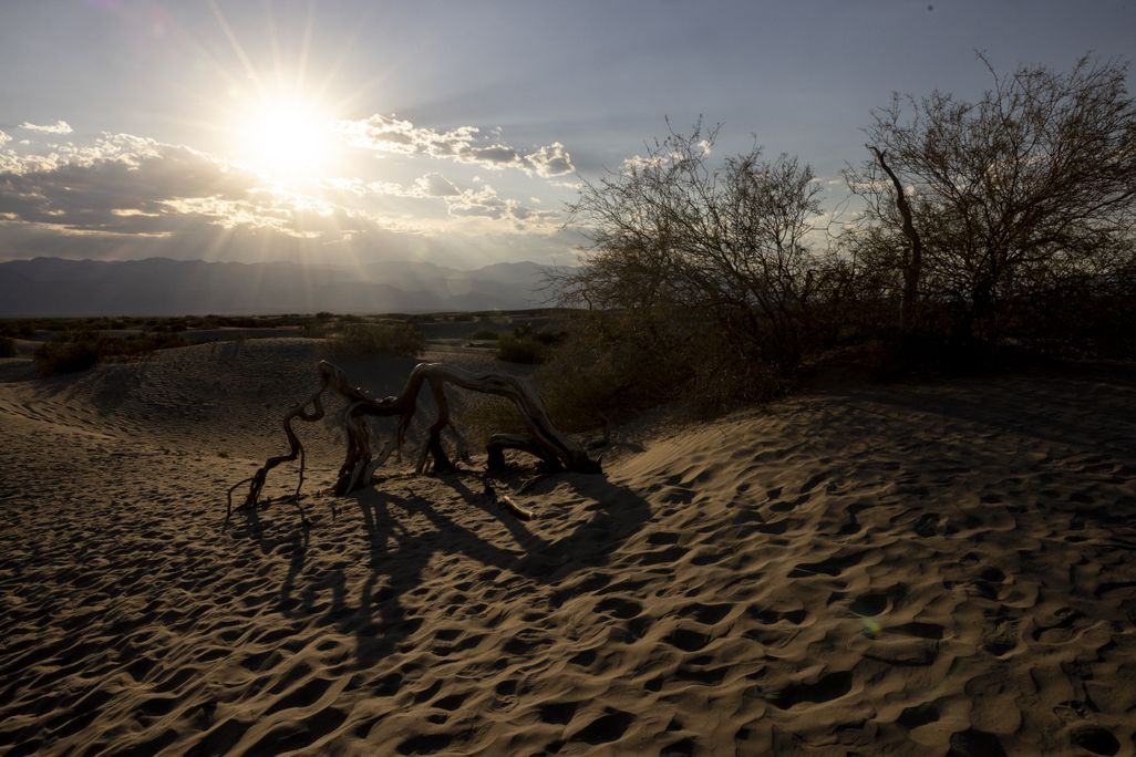 the sun sets over Death Valley