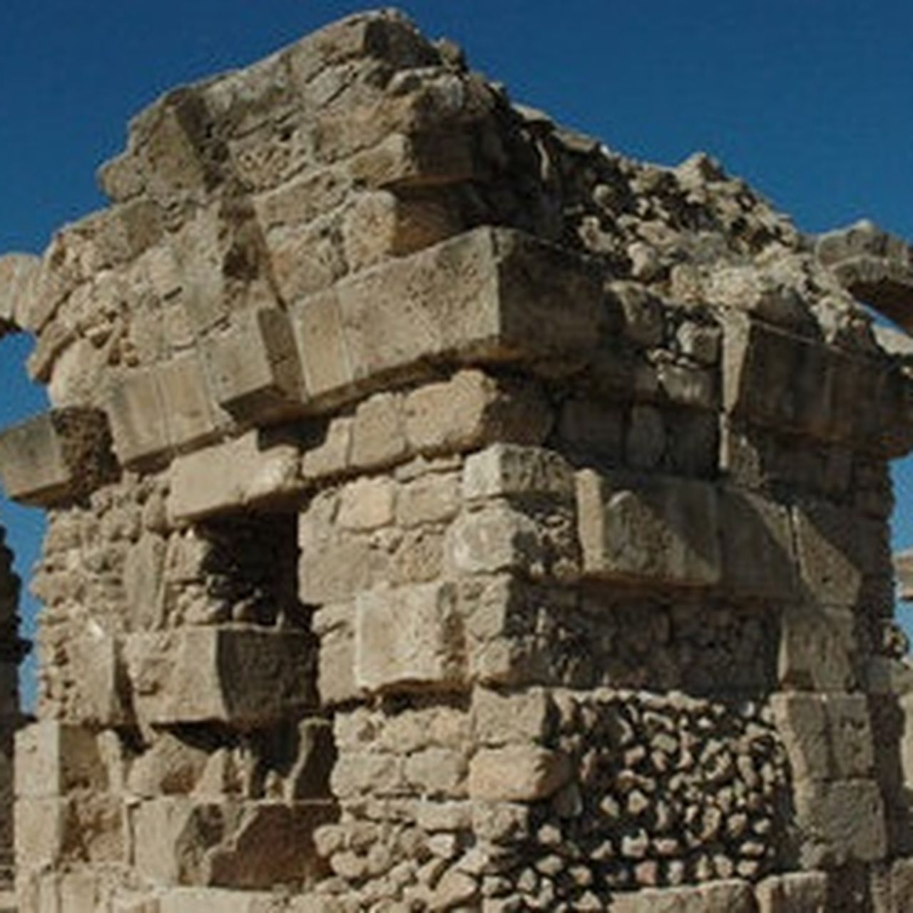 This Castle's Toilet Still Holds Parasites From Crusaders' Feces, image size:1280x1280