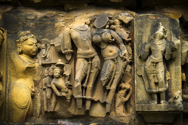 Damaged loving couple Sculpture Khajuraho thumbnail