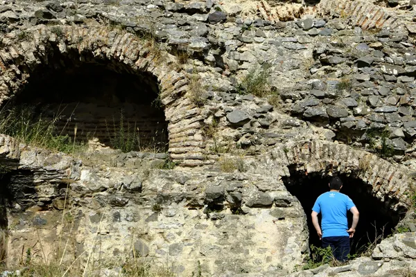 A man before the massive. thumbnail