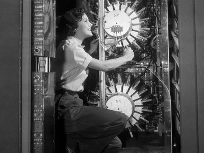 Computer technician Joyce Cade works on a UNIVAC computer at a United States Census Bureau installation in Maryland which was used to tabulate the results of the 1954 Census of Business.